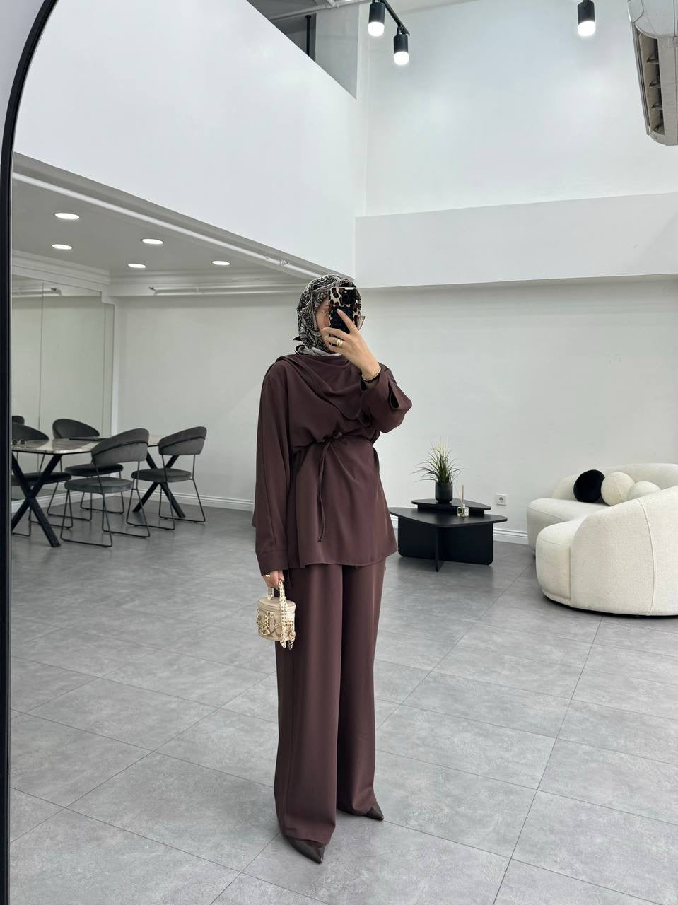 طقم ناعم مع سكارف وحزام