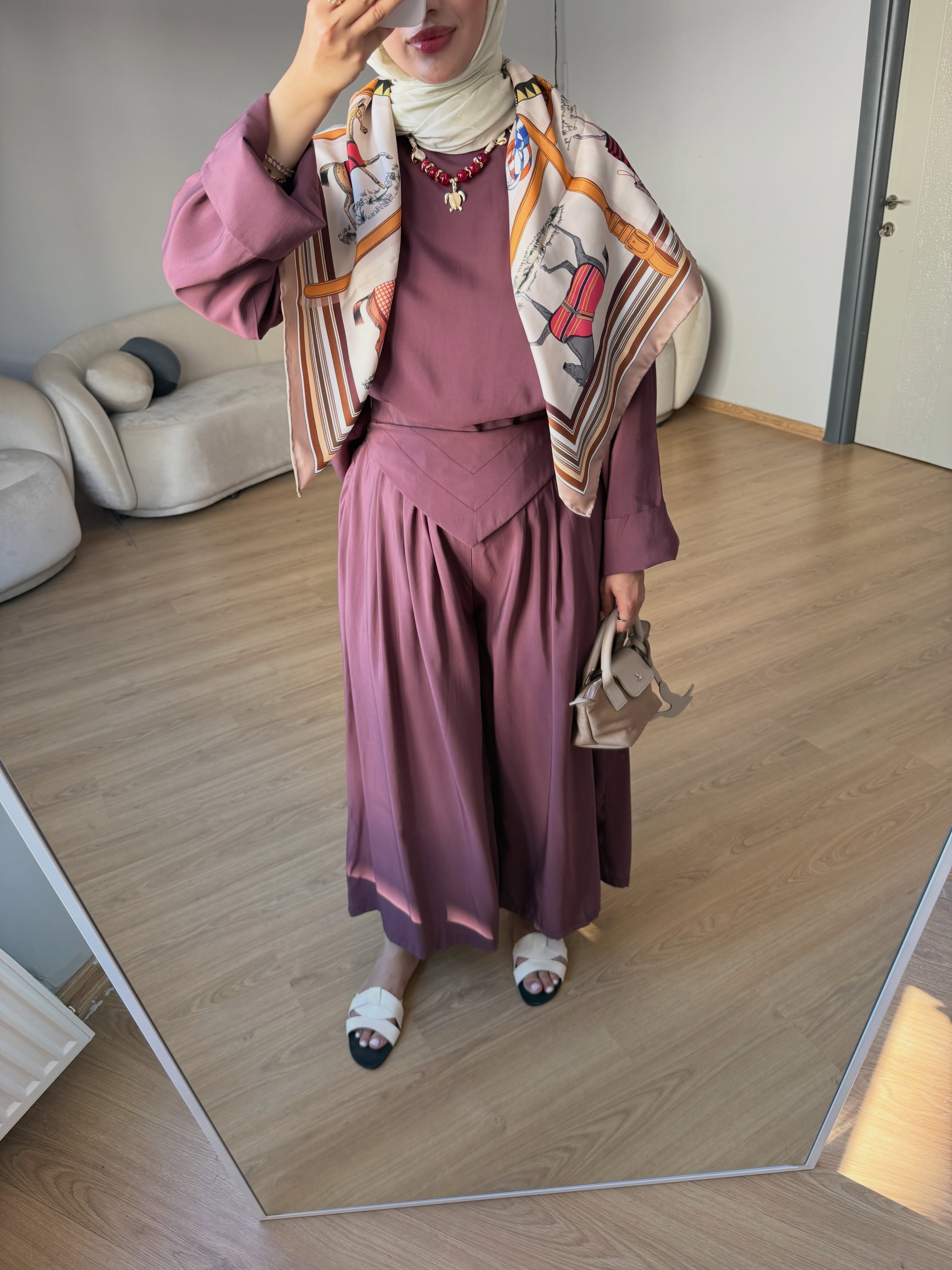 طقم سكارف بنطلون عريض وبلوزة 2