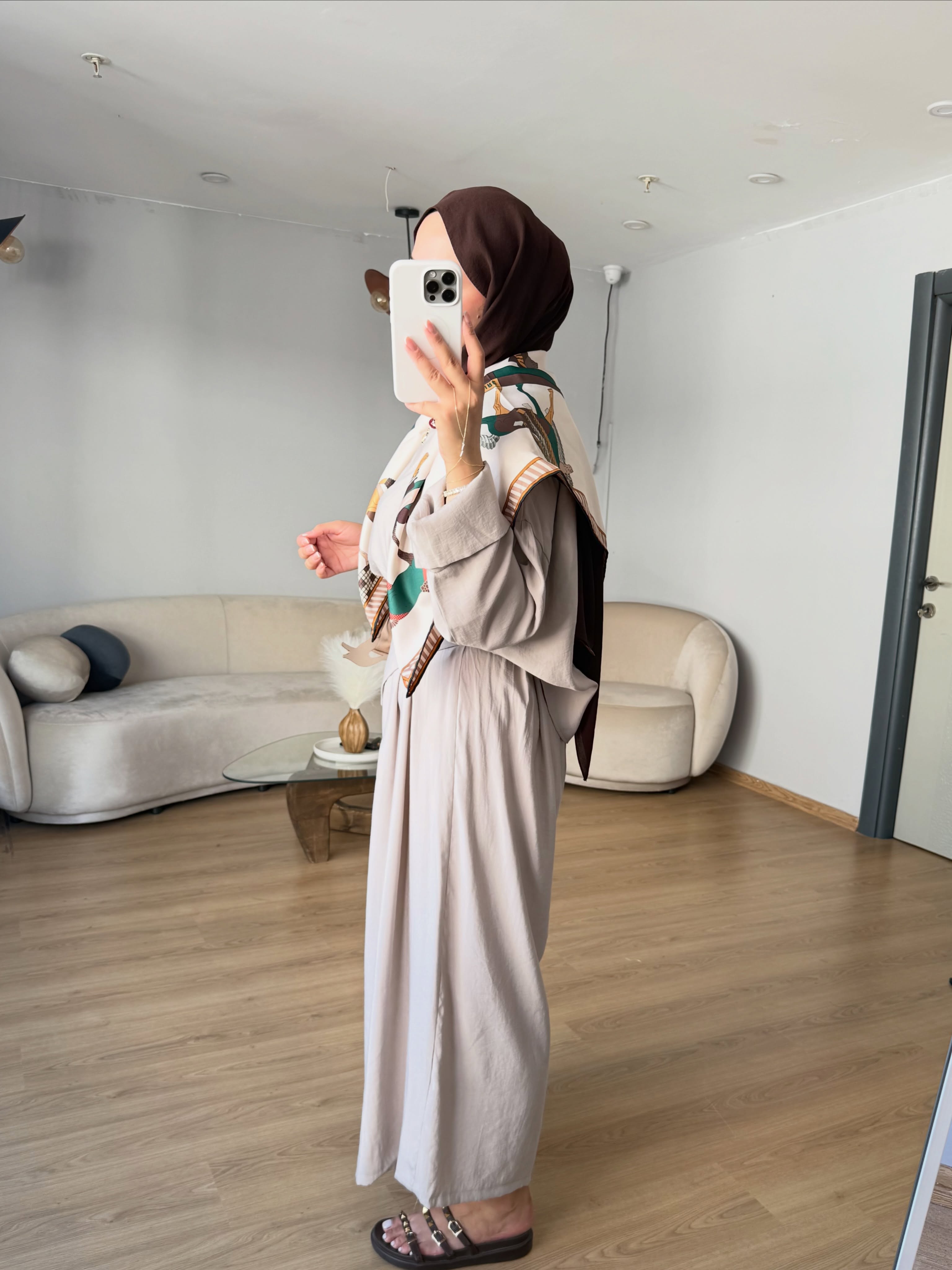 طقم سكارف بنطلون عريض وبلوزة 2