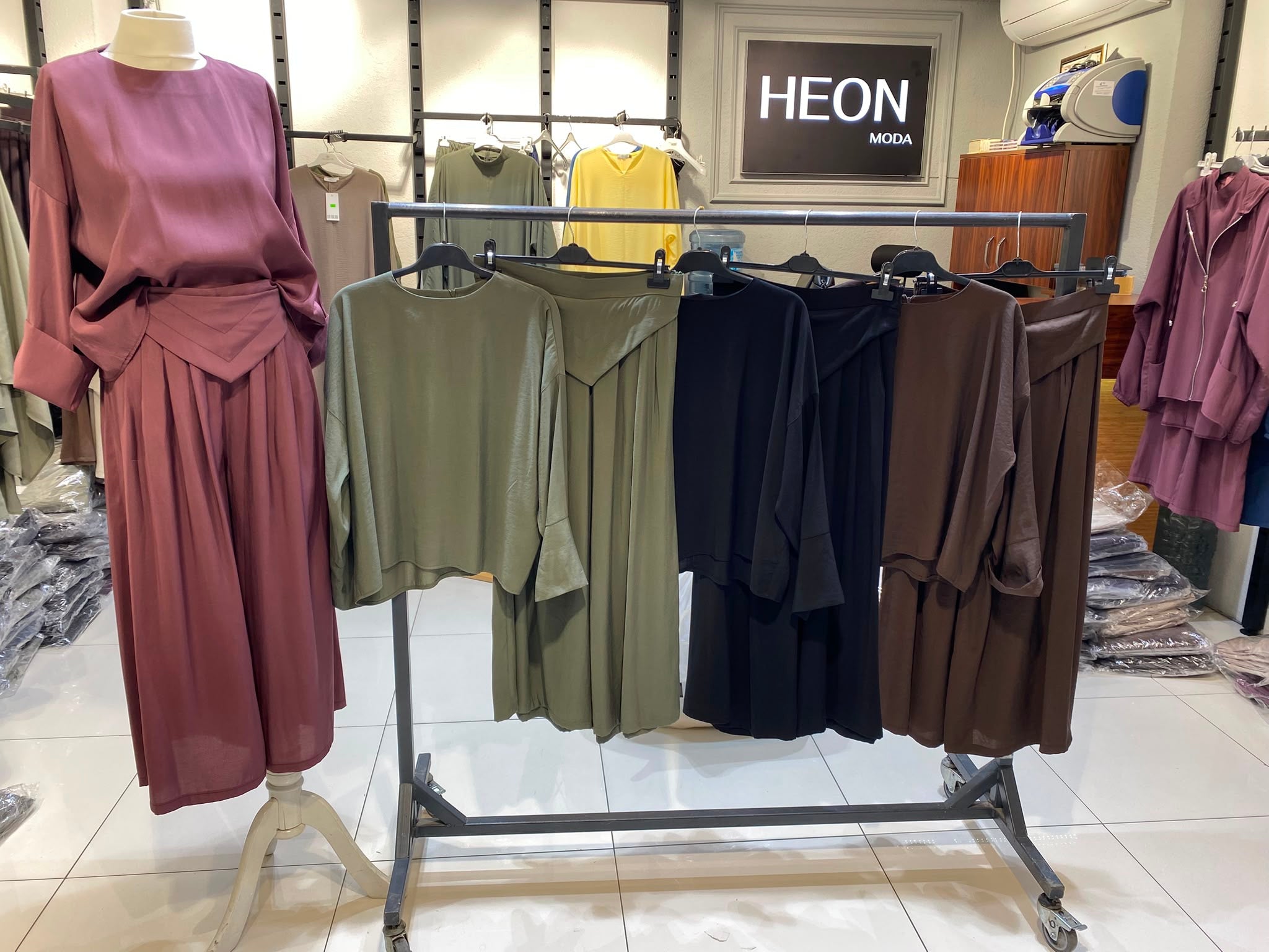طقم سكارف بنطلون عريض وبلوزة 2
