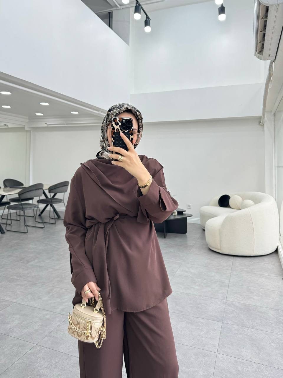 طقم ناعم مع سكارف وحزام