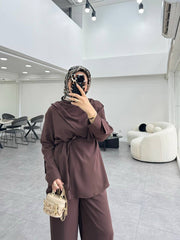طقم ناعم مع سكارف وحزام