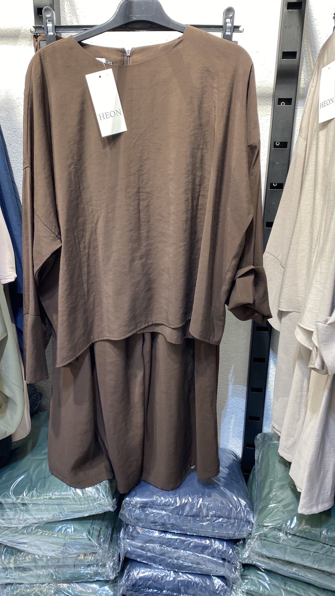 طقم سكارف بنطلون عريض وبلوزة 2