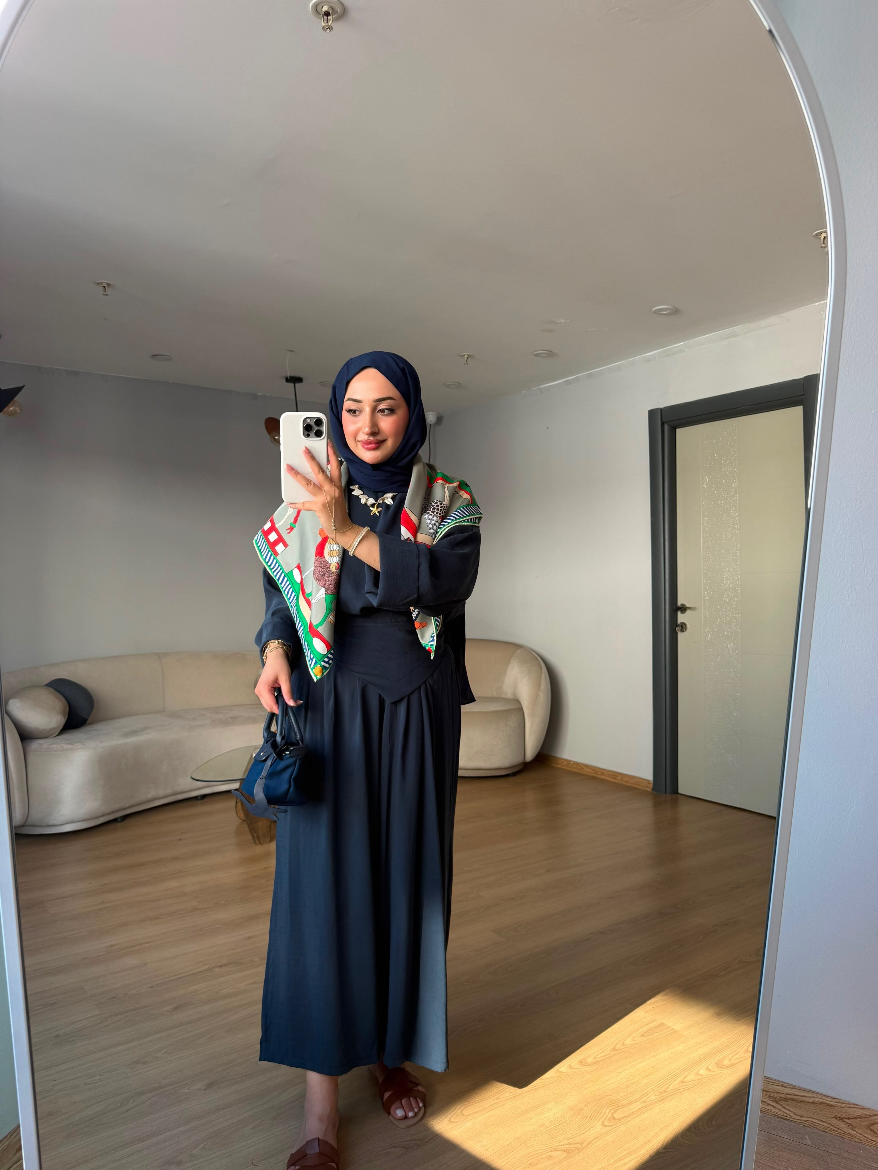 طقم سكارف بنطلون عريض وبلوزة 2