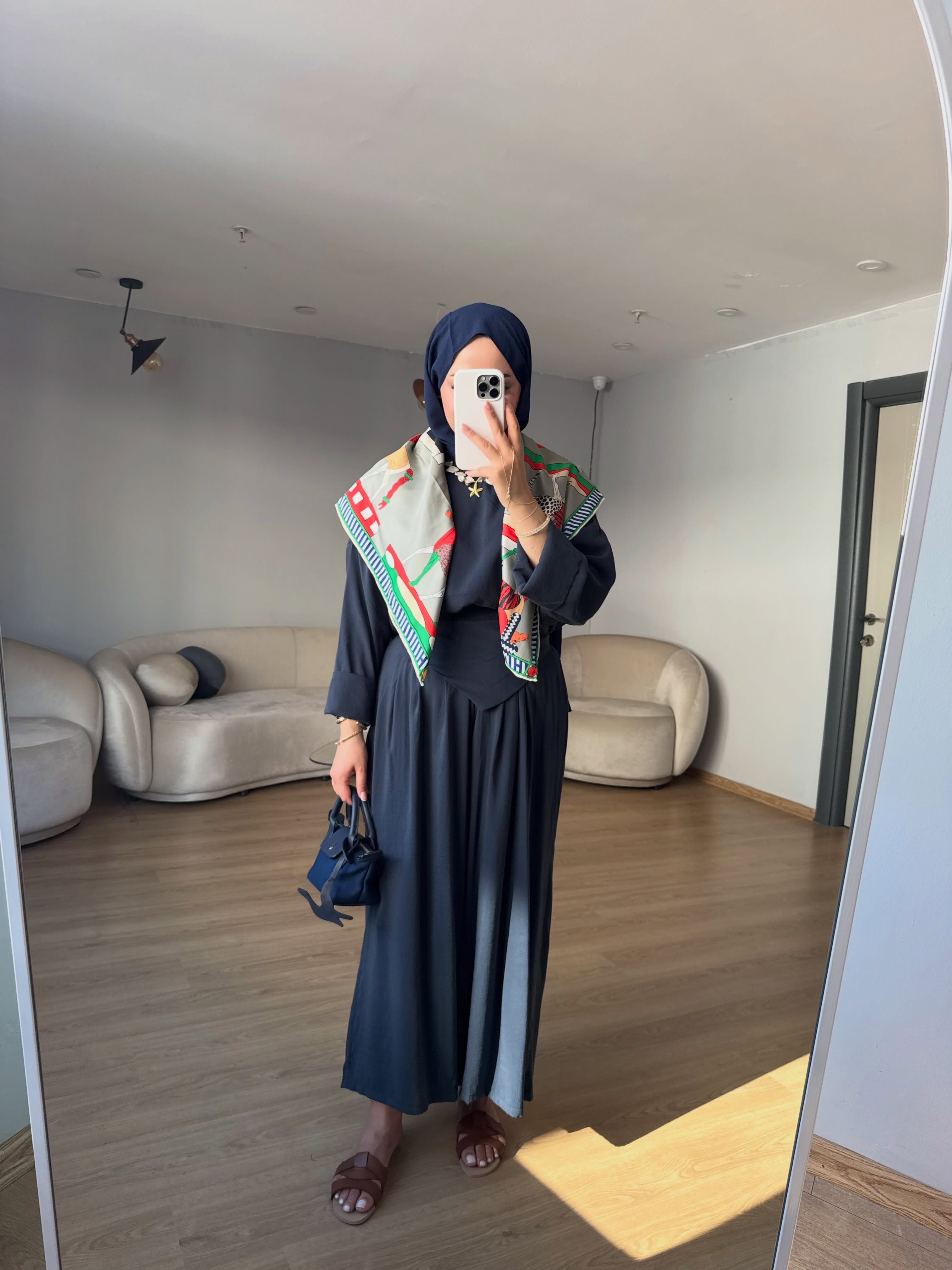طقم سكارف بنطلون عريض وبلوزة 2