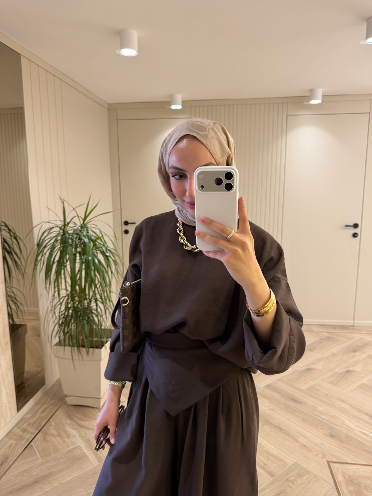 طقم سكارف بنطلون عريض وبلوزة 2