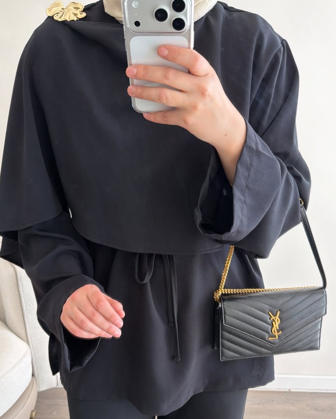 طقم سكارف مع بنطلون واسع وبروش مميز