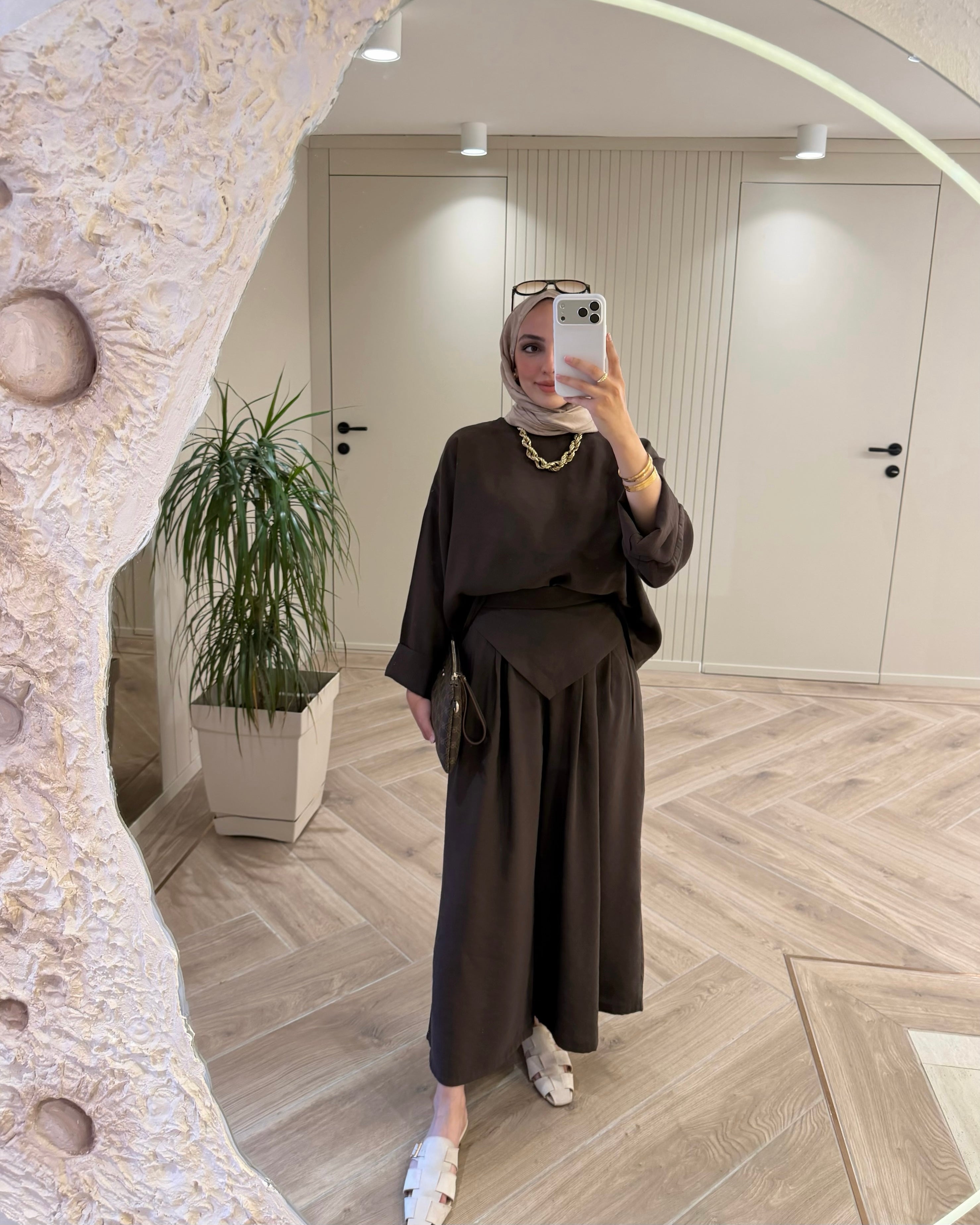 طقم سكارف بنطلون عريض وبلوزة 2