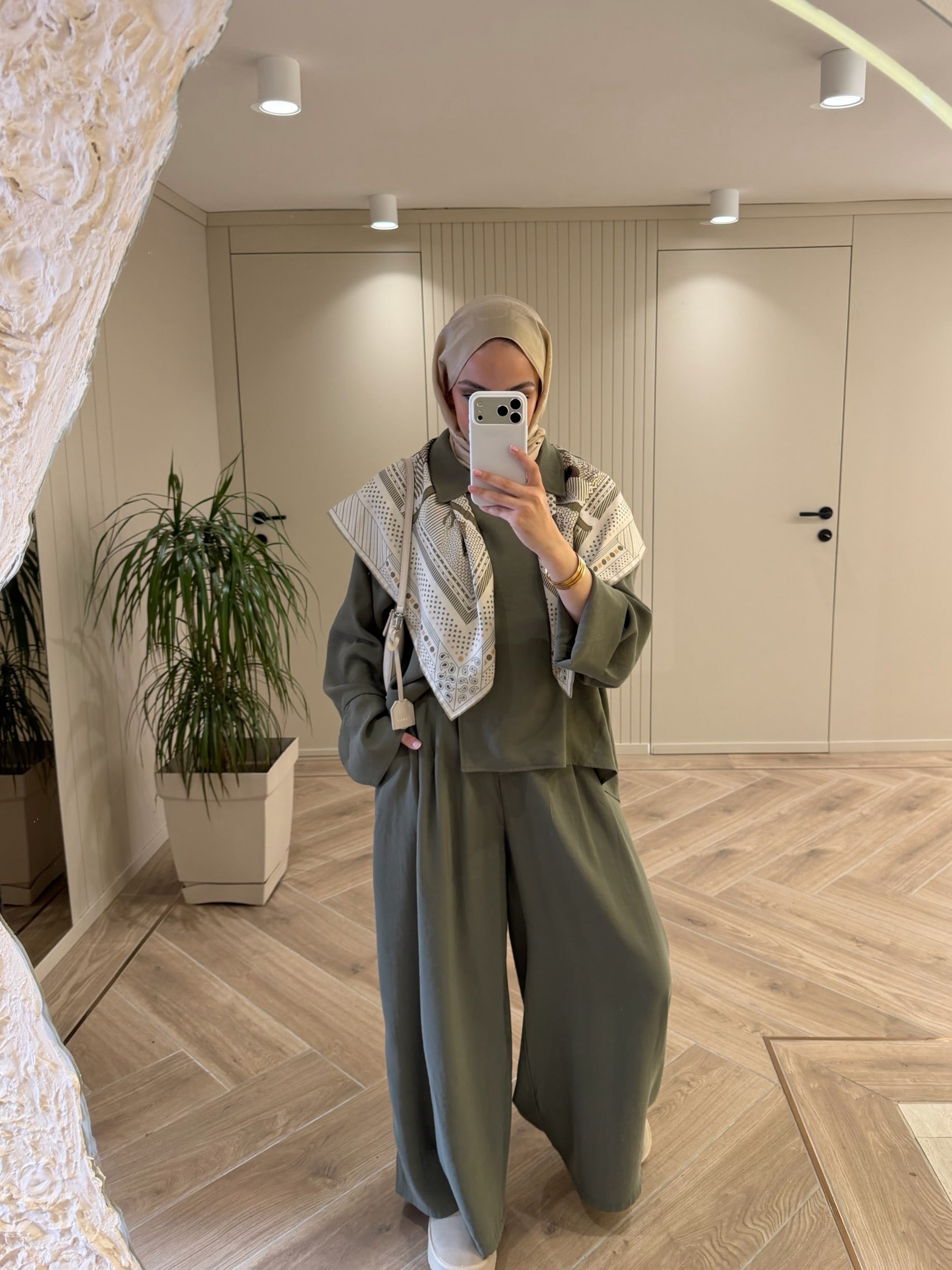 طقم بيسك ترند قميص وبنطلون