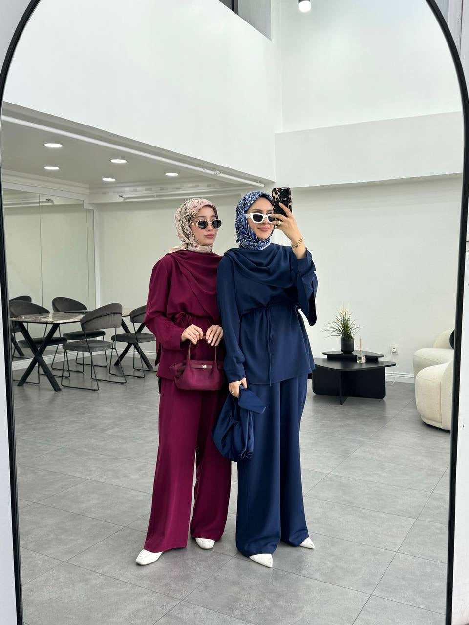 طقم ناعم مع سكارف وحزام