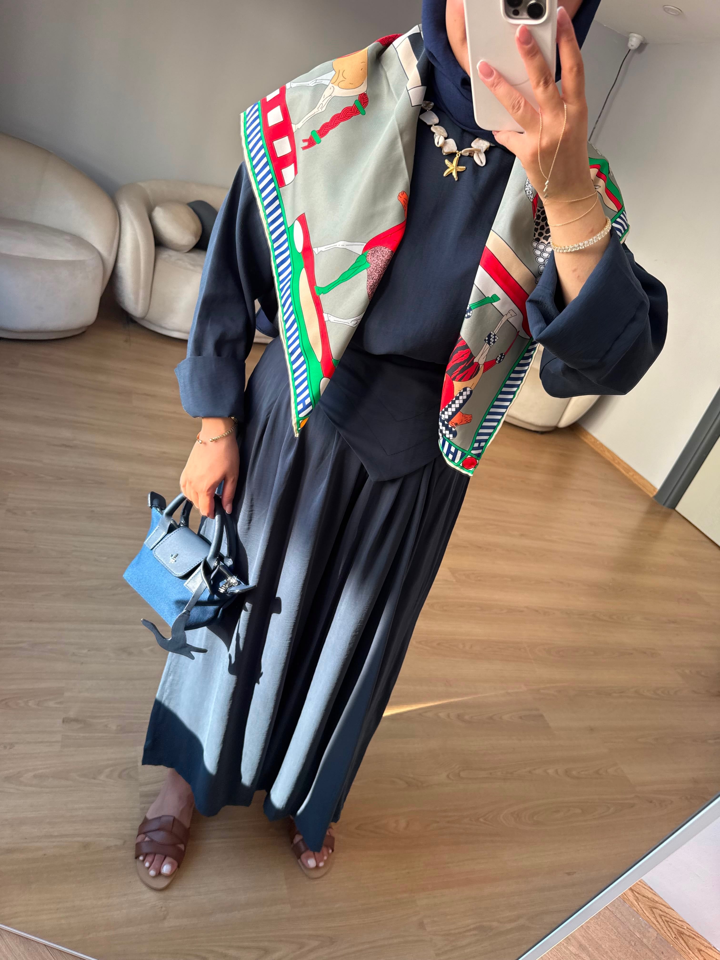 طقم سكارف بنطلون عريض وبلوزة 2