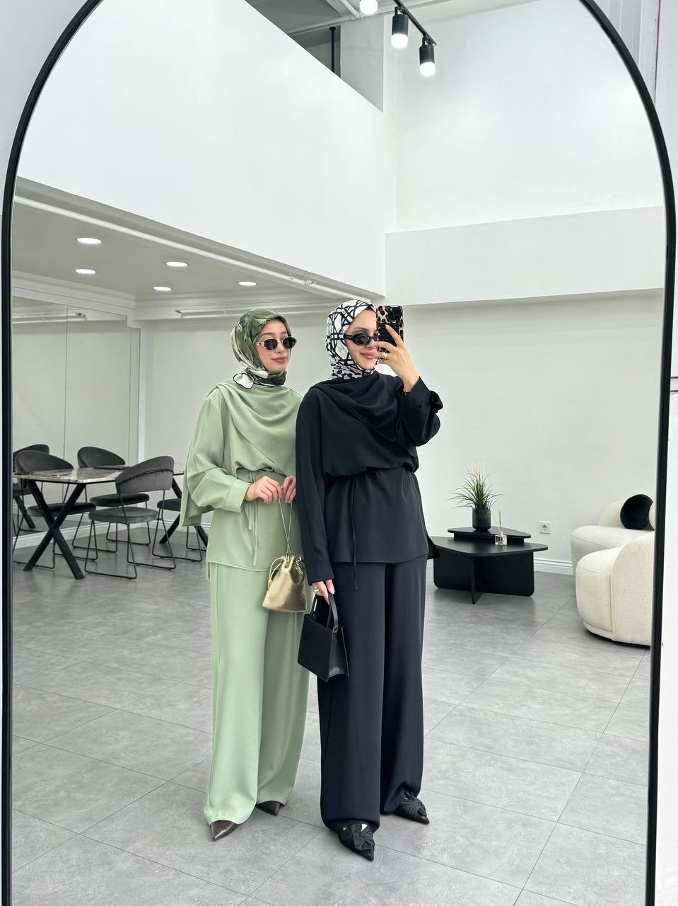 طقم ناعم مع سكارف وحزام