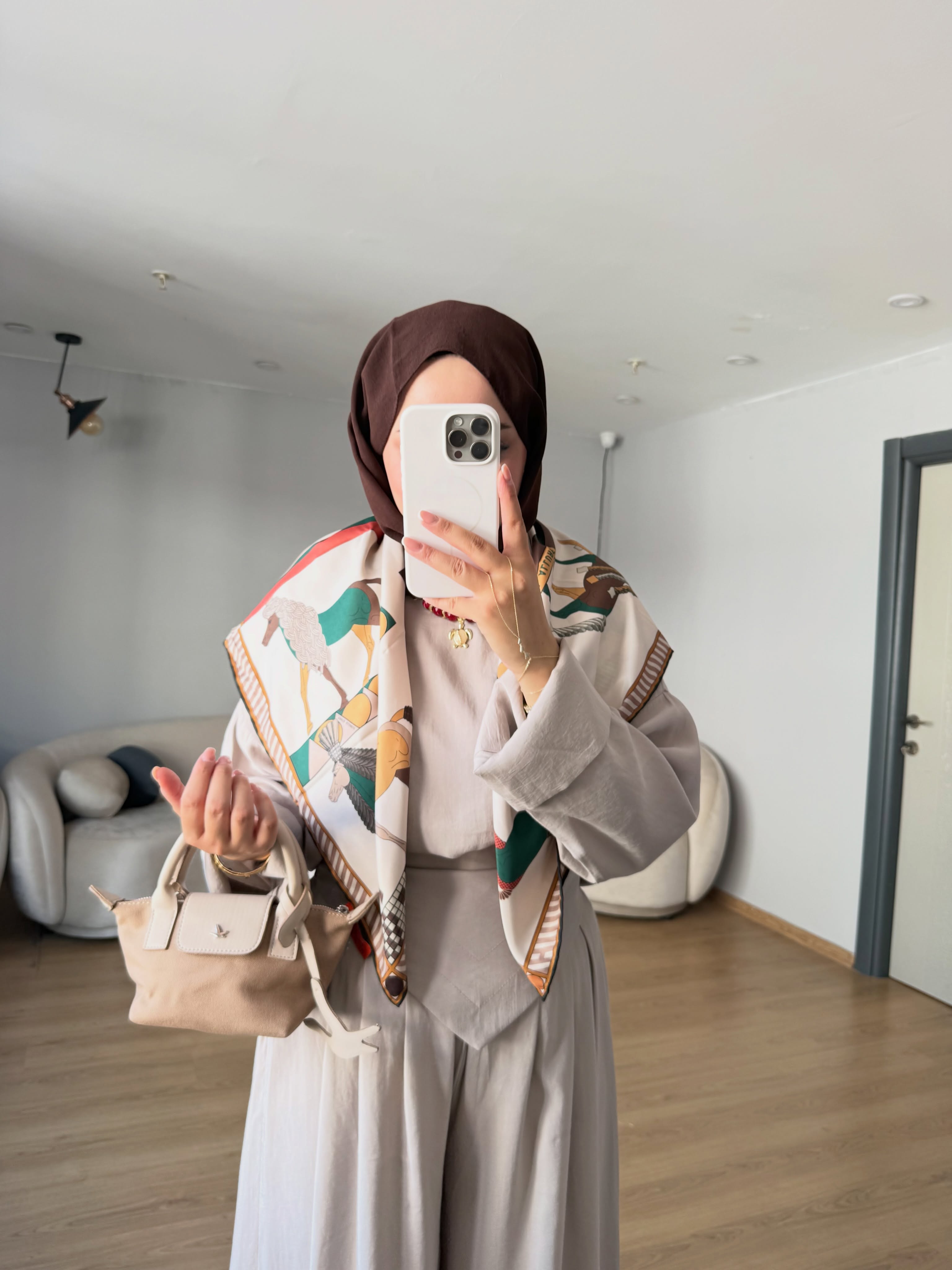 طقم سكارف بنطلون عريض وبلوزة 2