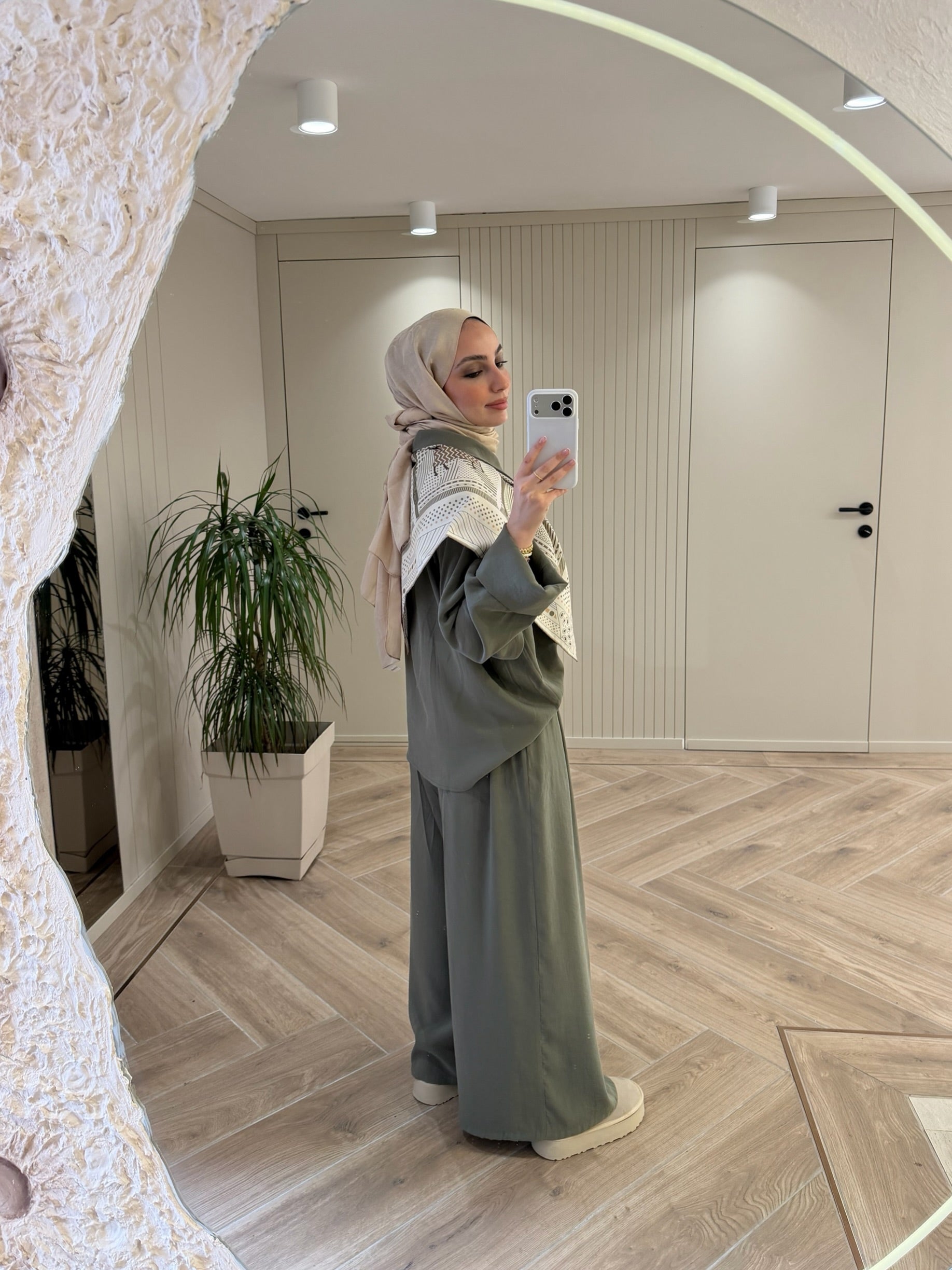 طقم بيسك ترند قميص وبنطلون