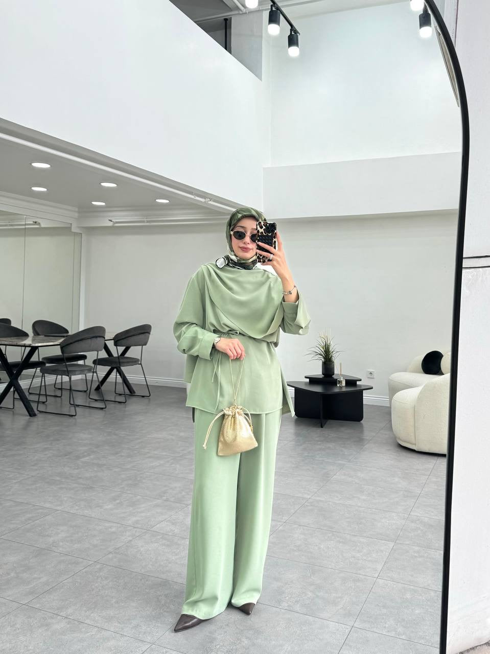 طقم ناعم مع سكارف وحزام