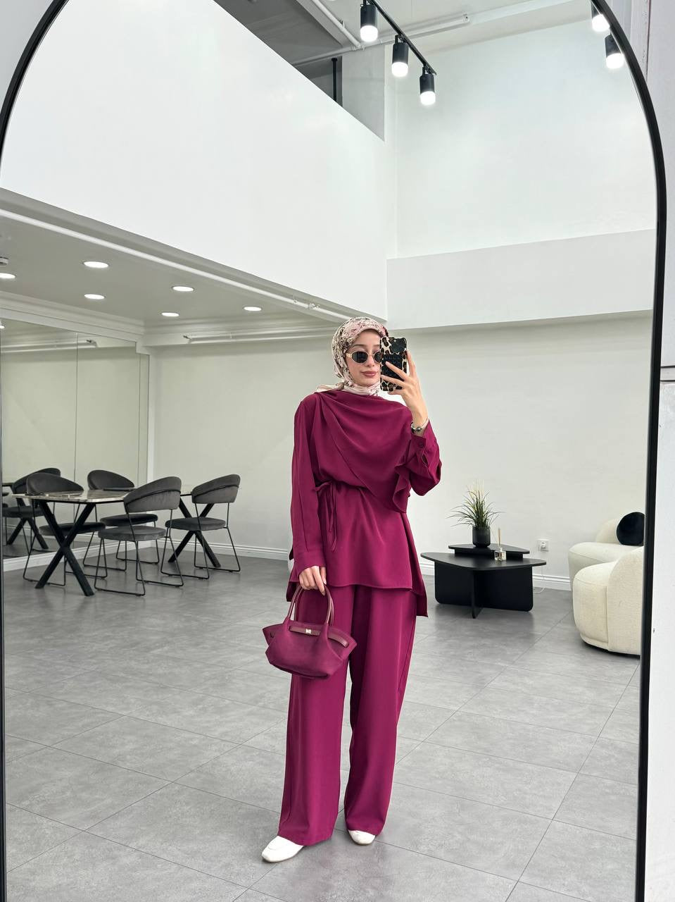 طقم ناعم مع سكارف وحزام