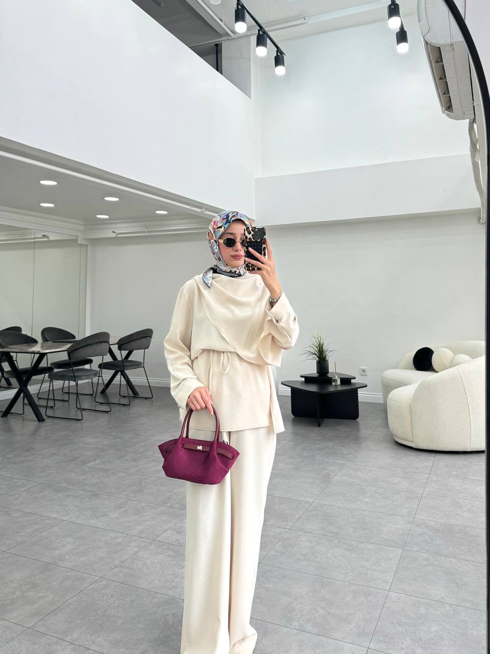 طقم ناعم مع سكارف وحزام
