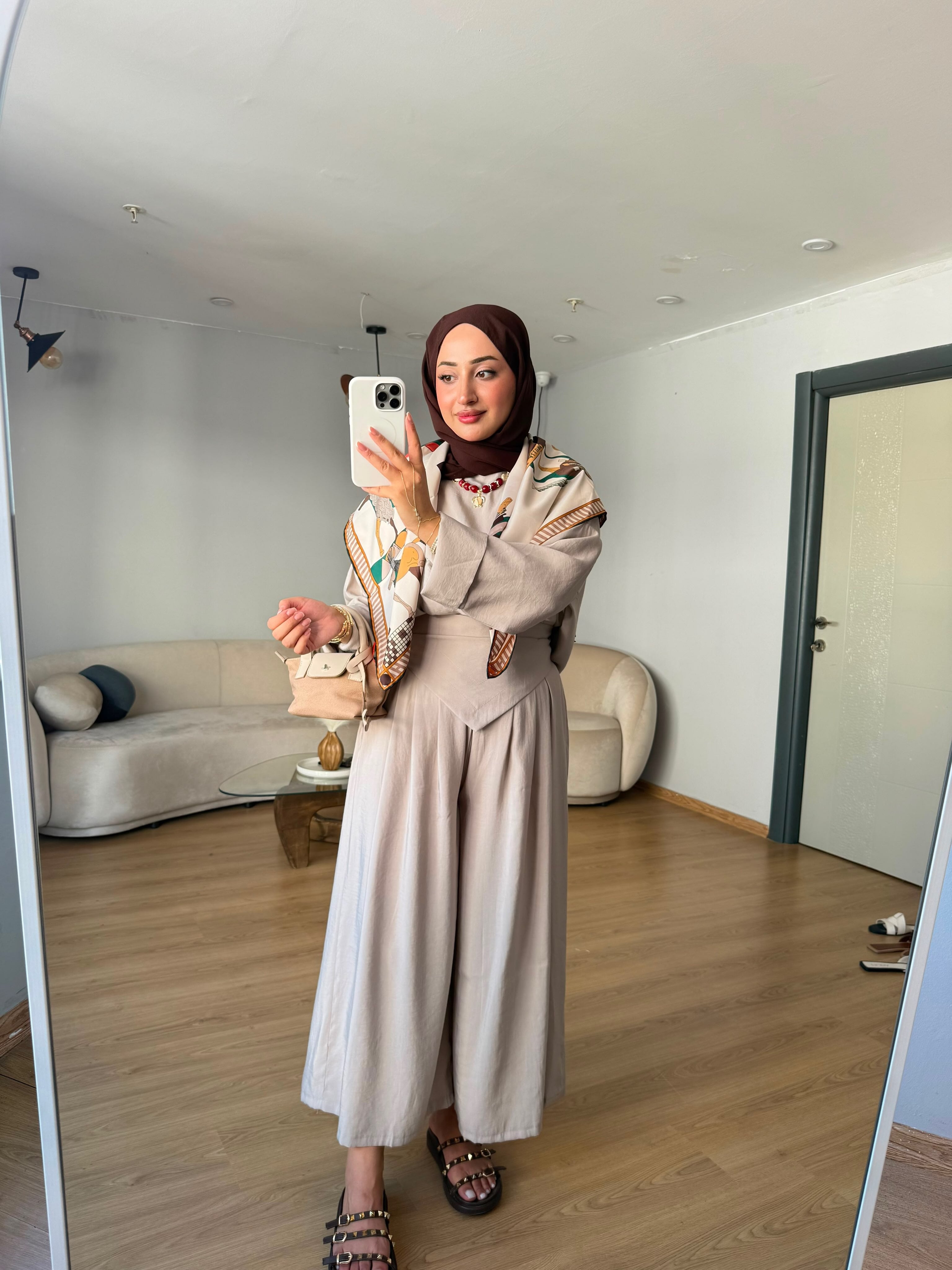 طقم سكارف بنطلون عريض وبلوزة 2