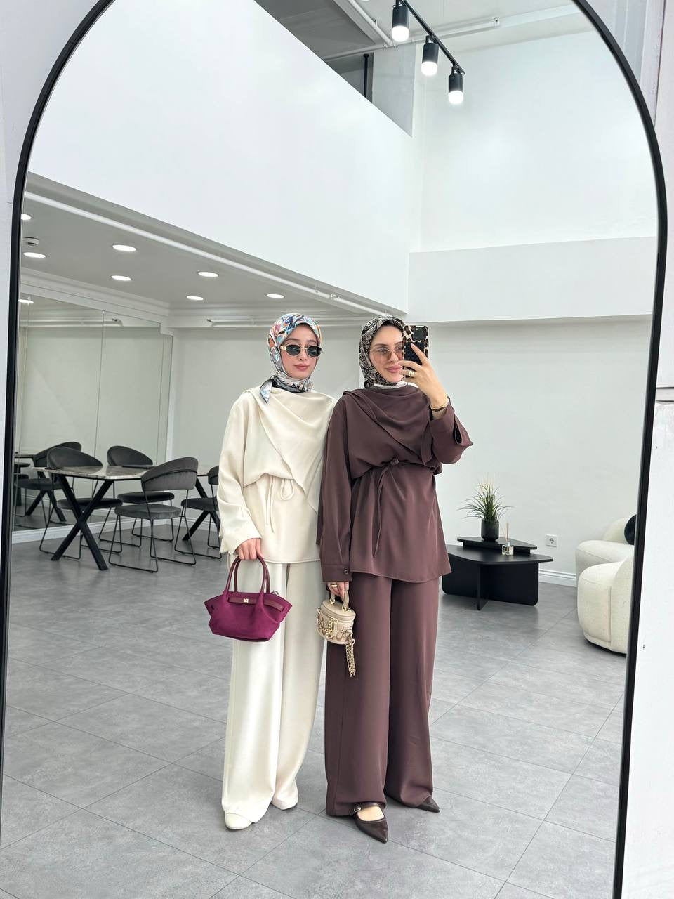 طقم ناعم مع سكارف وحزام