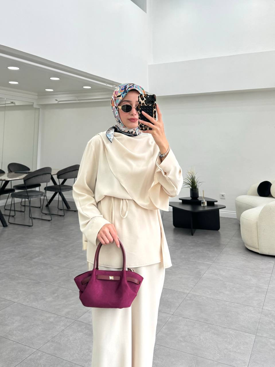 طقم ناعم مع سكارف وحزام