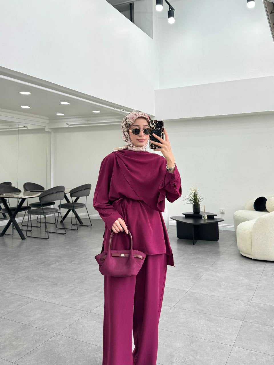 طقم ناعم مع سكارف وحزام