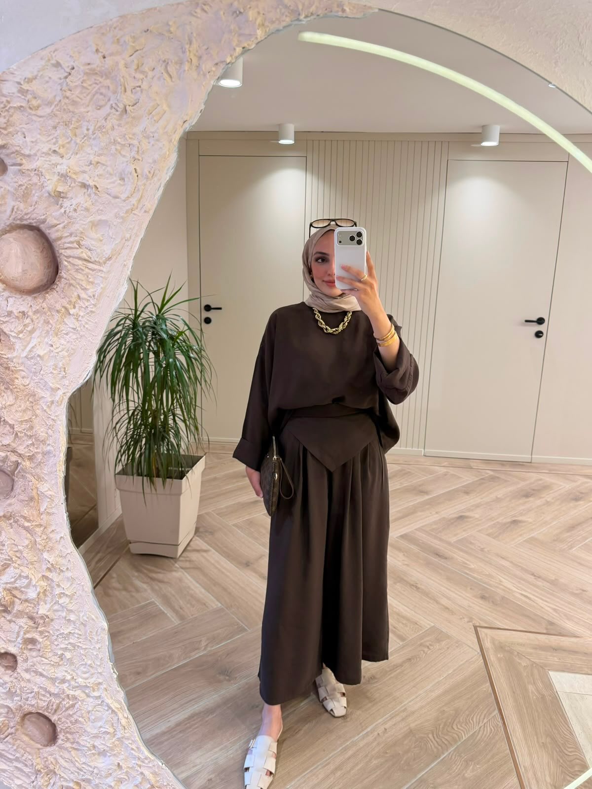 طقم سكارف بنطلون عريض وبلوزة 2