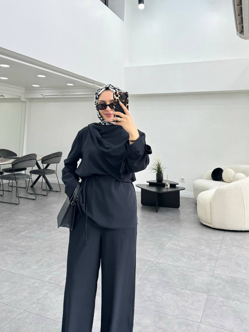 طقم ناعم مع سكارف وحزام