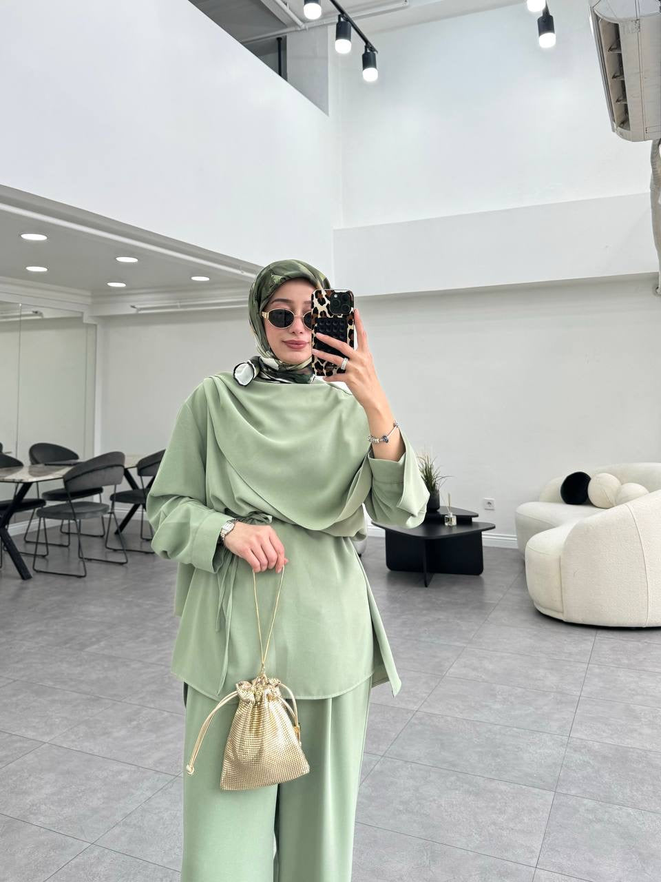 طقم ناعم مع سكارف وحزام