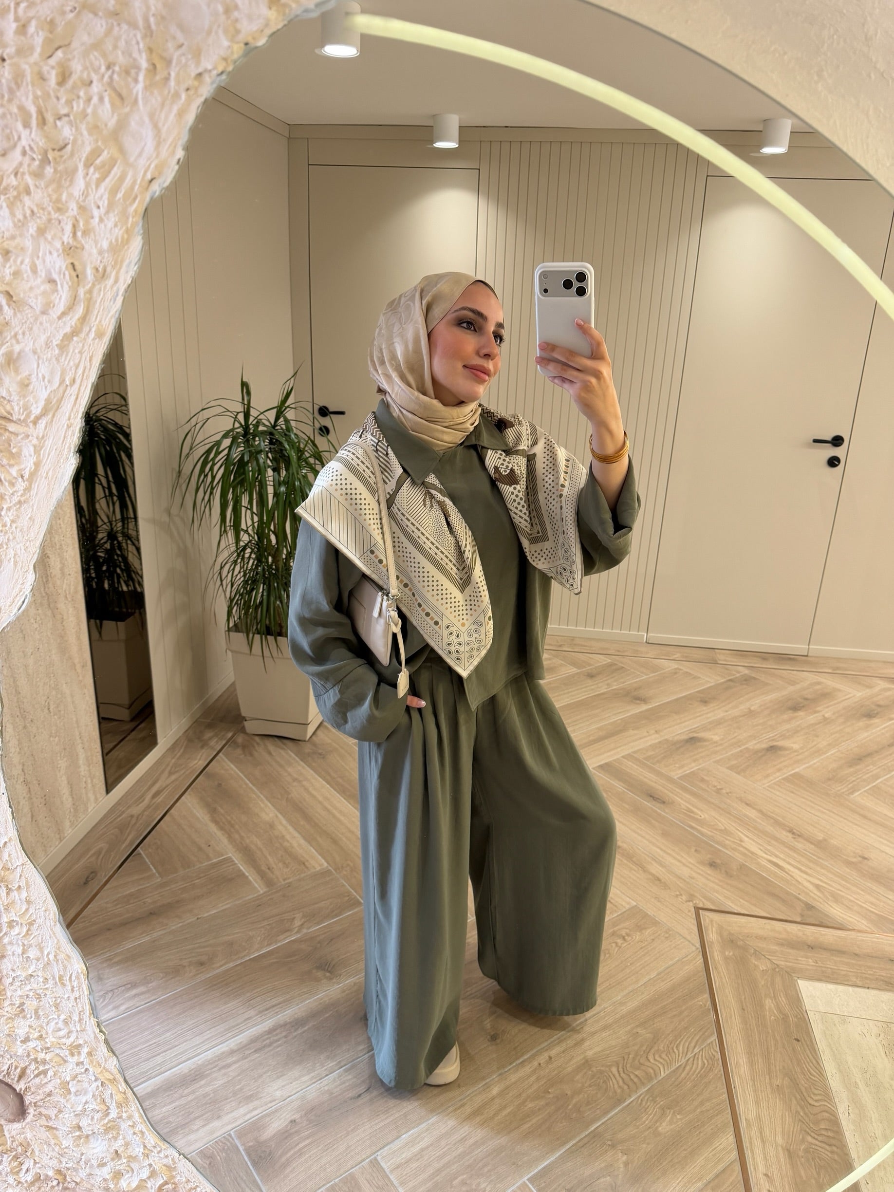 طقم بيسك ترند قميص وبنطلون