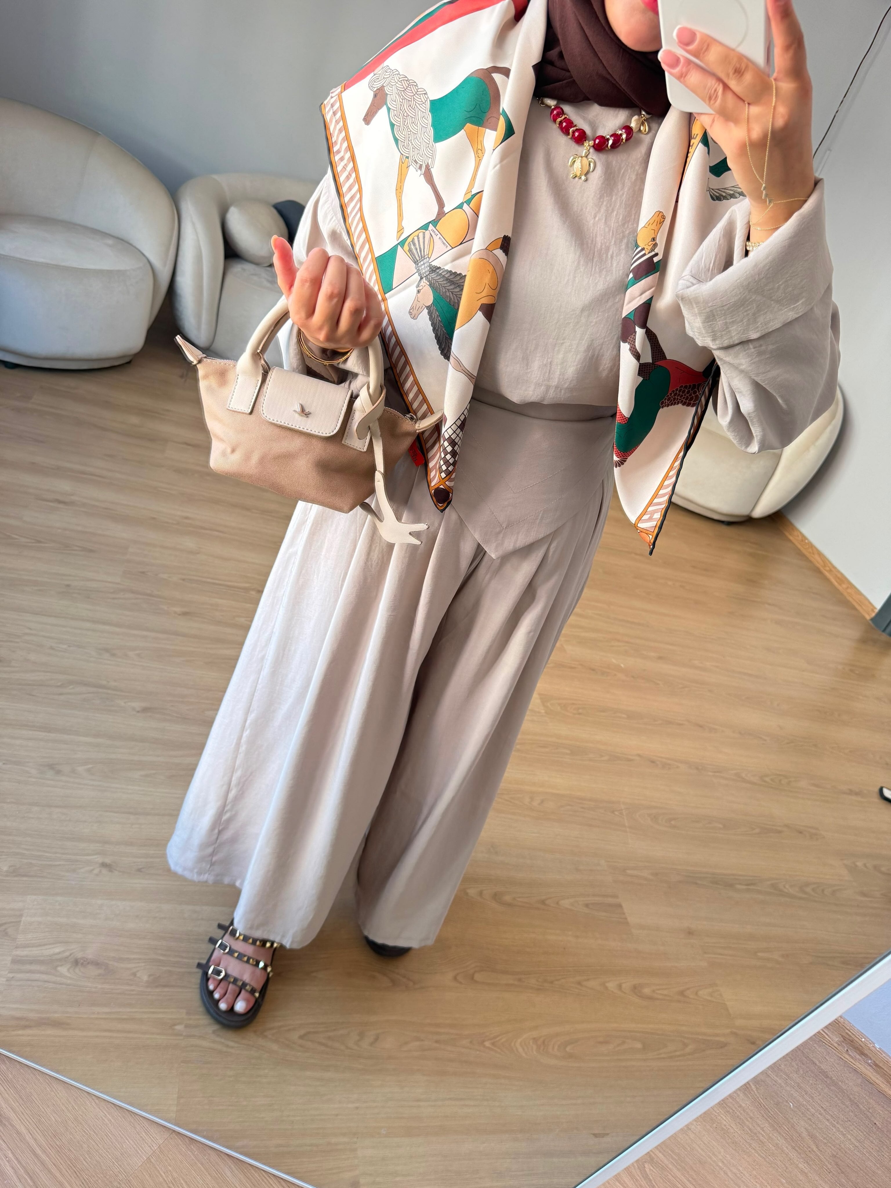 طقم سكارف بنطلون عريض وبلوزة 2