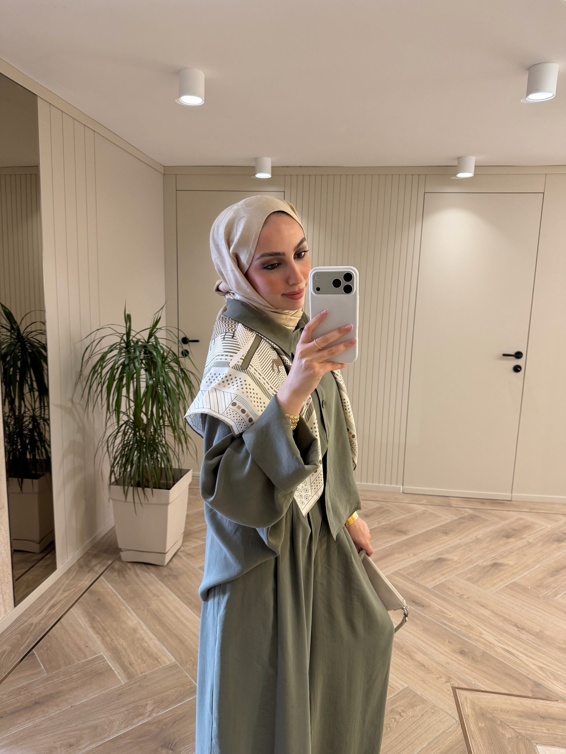 طقم بيسك ترند قميص وبنطلون