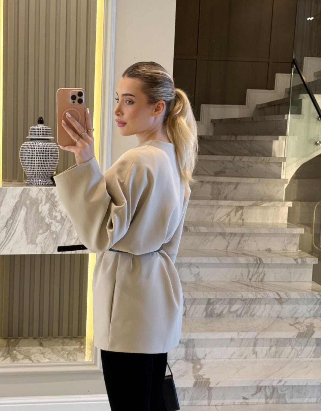 جاكيت ترندي قبة v مميز