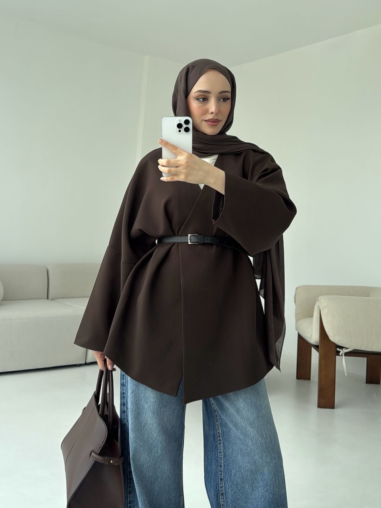 سترة واسعة من قماش الكشمير مع حزام عالخصر